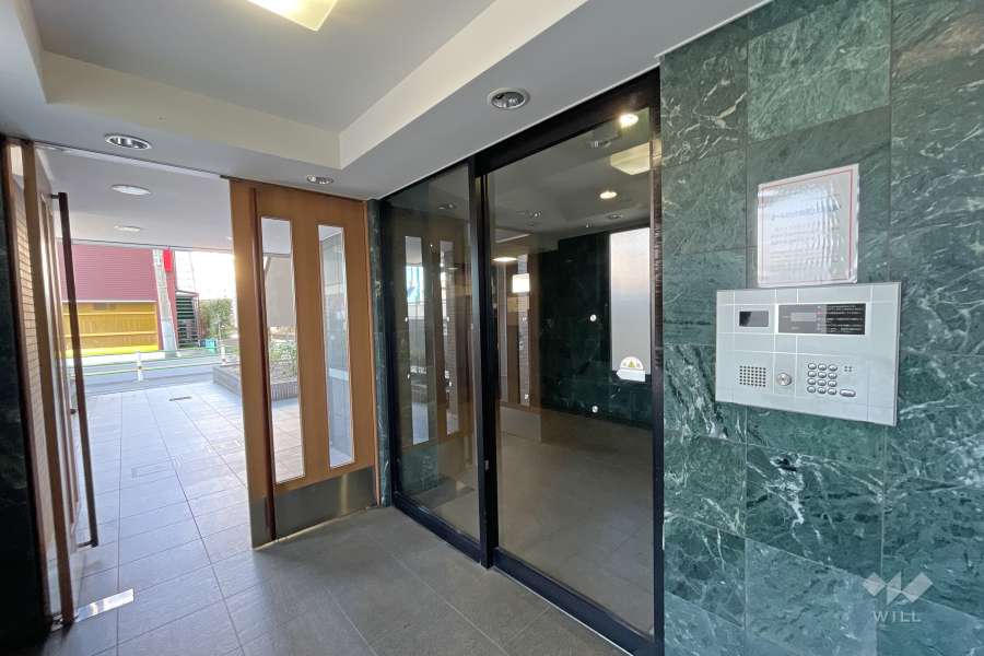 エントランスはオートロック付きです。