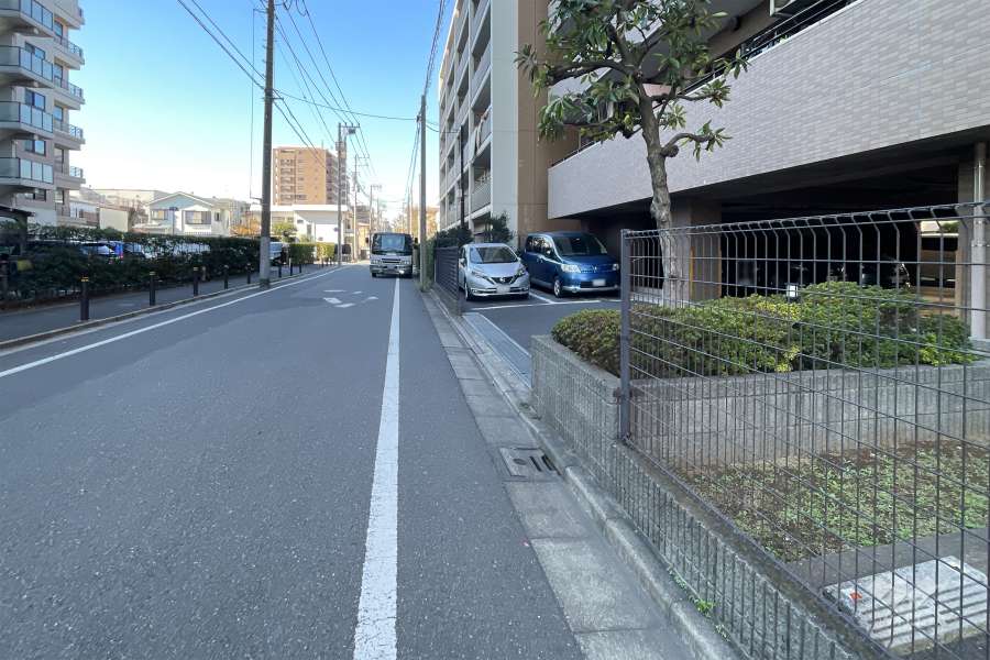 敷地南側の前面道路（東側から）