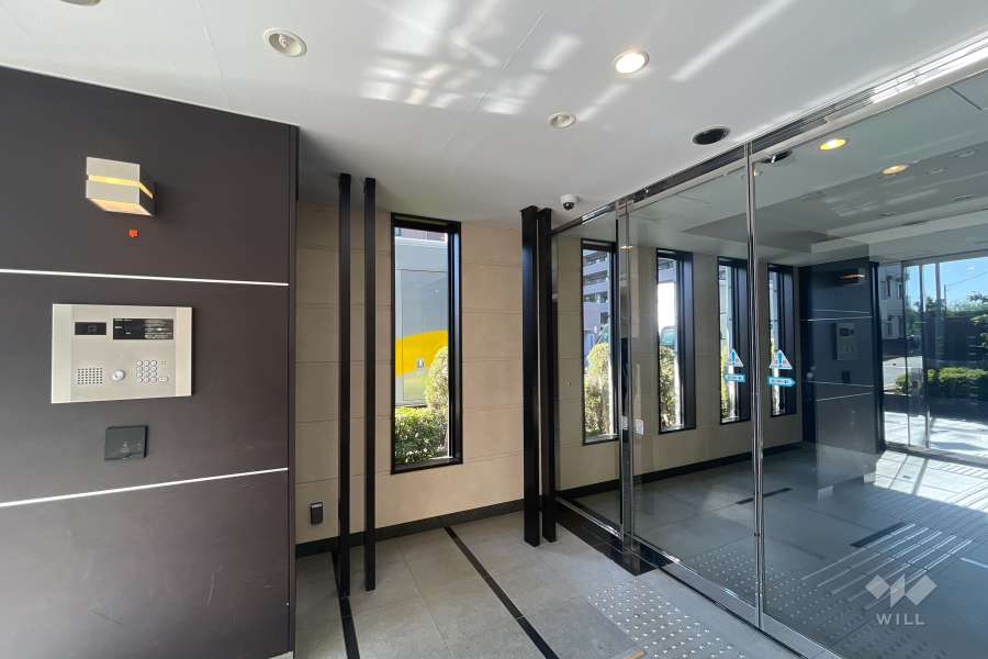 エントランスはオートロック付きです。