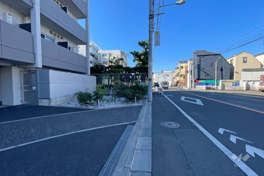 敷地北側の前面道路（東側から）