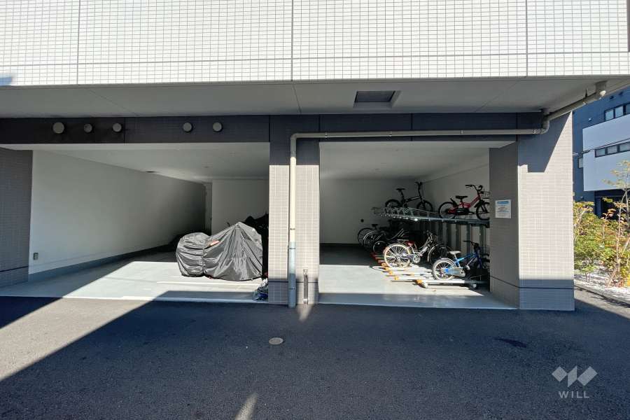 屋内に設けられたバイク置き場と駐輪場