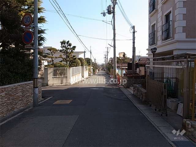 周辺は一戸建てが中心に建ち並ぶ閑静な住宅地です。