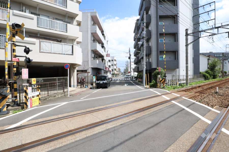 敷地南東側の前面道路(南西側から)