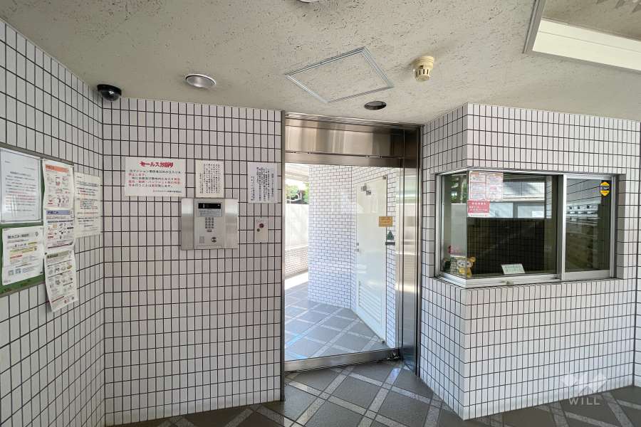 エントランスはオートロック付きです。