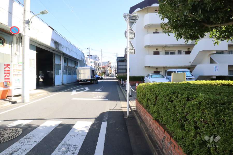 敷地北側の前面道路(西側から)