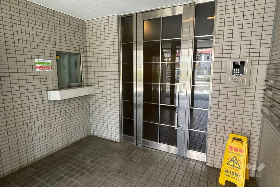 エントランスはオートロック付きです。