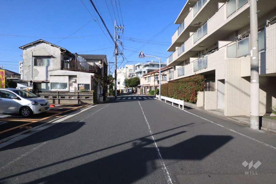 敷地西側の前面道路（南側から）