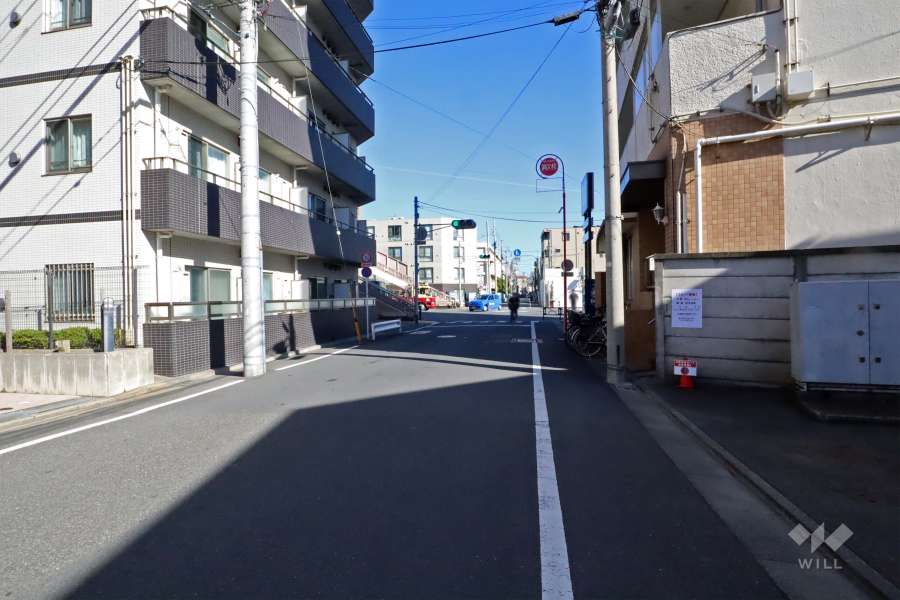 敷地北側の前面道路(西側から)