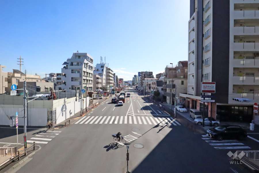 敷地東側の前面道路(北側から)