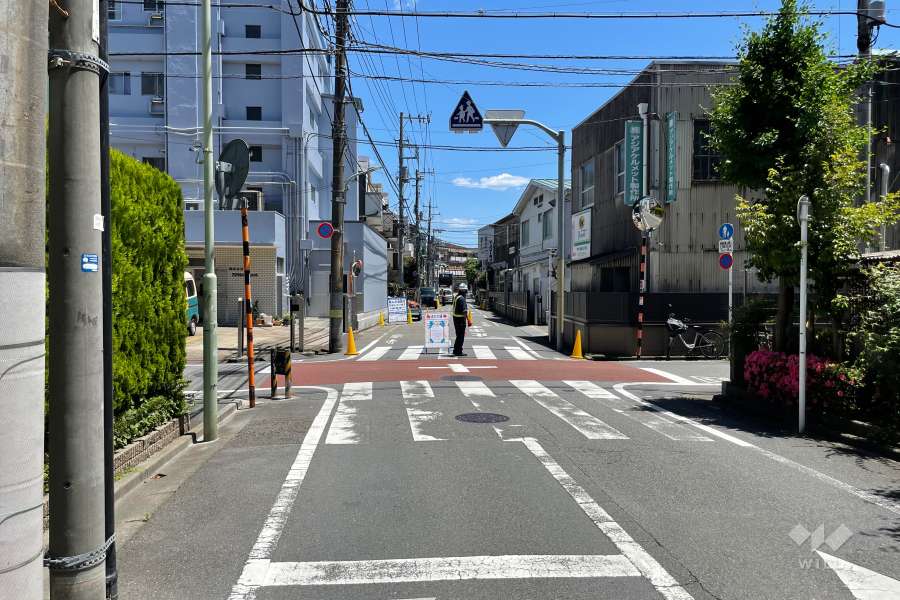 敷地の南側前面道路（西側から）
