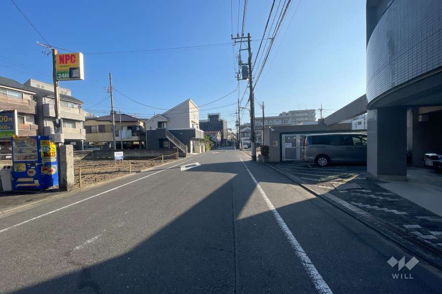 敷地北側の前面道路（西側から）