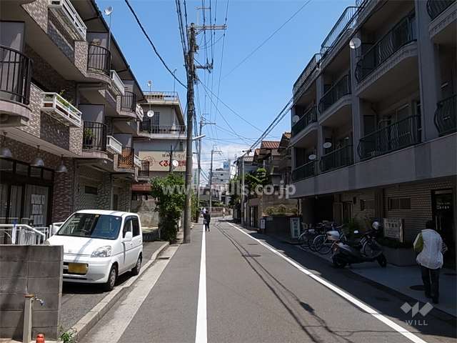 敷地西側の前面道路。住宅と店舗が混在していますが、静かな住環境です。