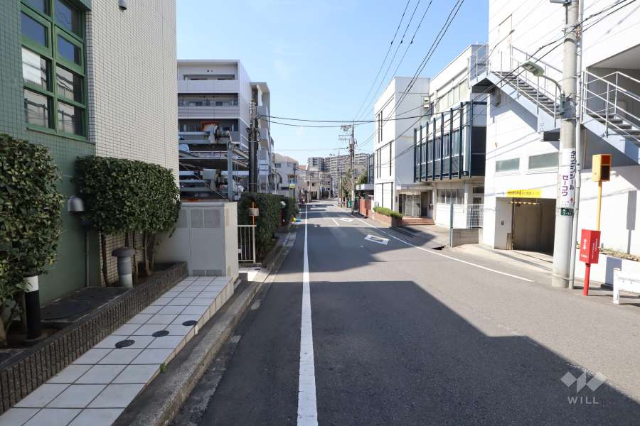 敷地の北側前面道路（東側から）