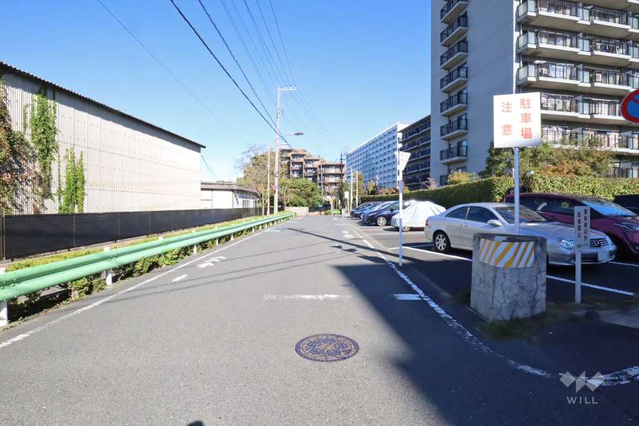 敷地西側の前面道路