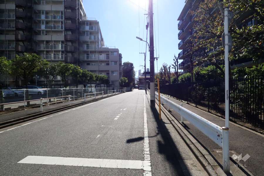 敷地東側の前面道路