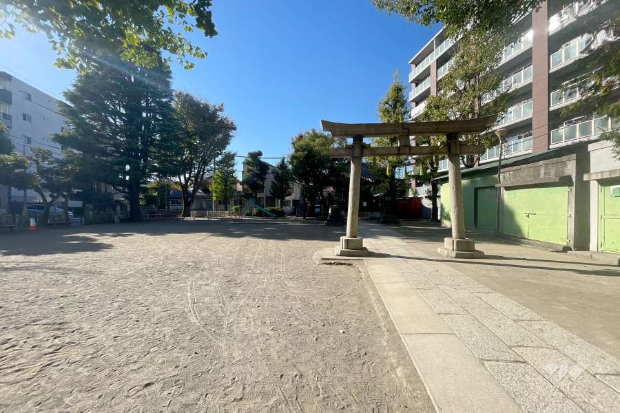 敷地に隣接する氷川児童遊園