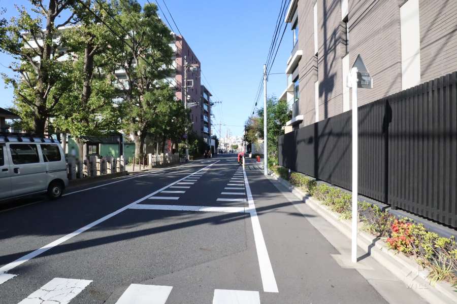 敷地西側の前面道路