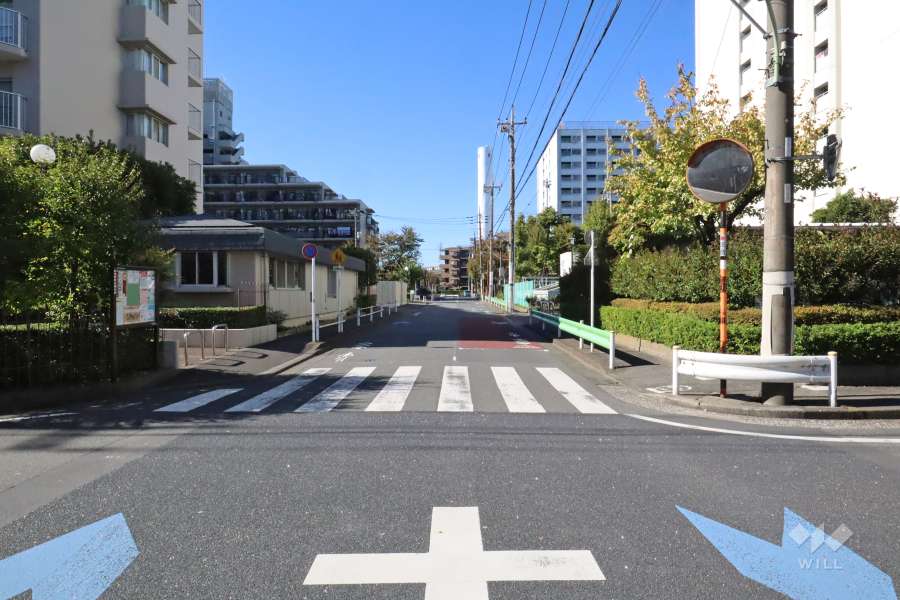 敷地北側の前面道路(東側から)