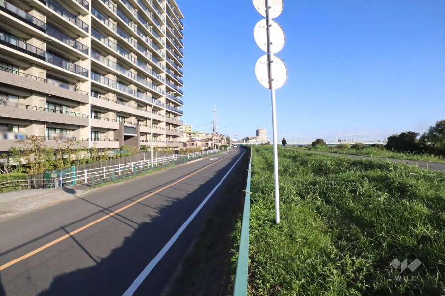 敷地南側の前面道路