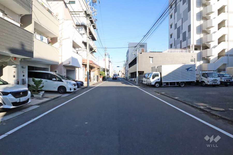 敷地北側の前面道路(西側から)