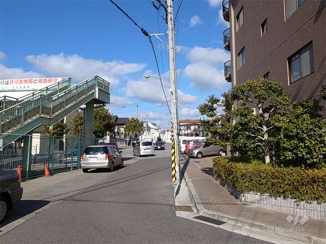 敷地の西側はバス通りに面しています。