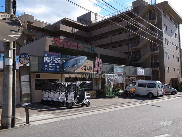 1階には店舗が入っており、バス停が目の前にあります。