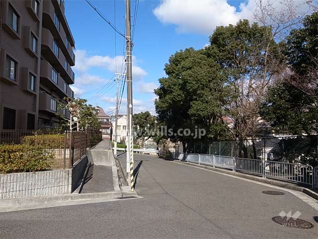 高台にあり、隣接する東側の斜面は緑地と公園になっています。