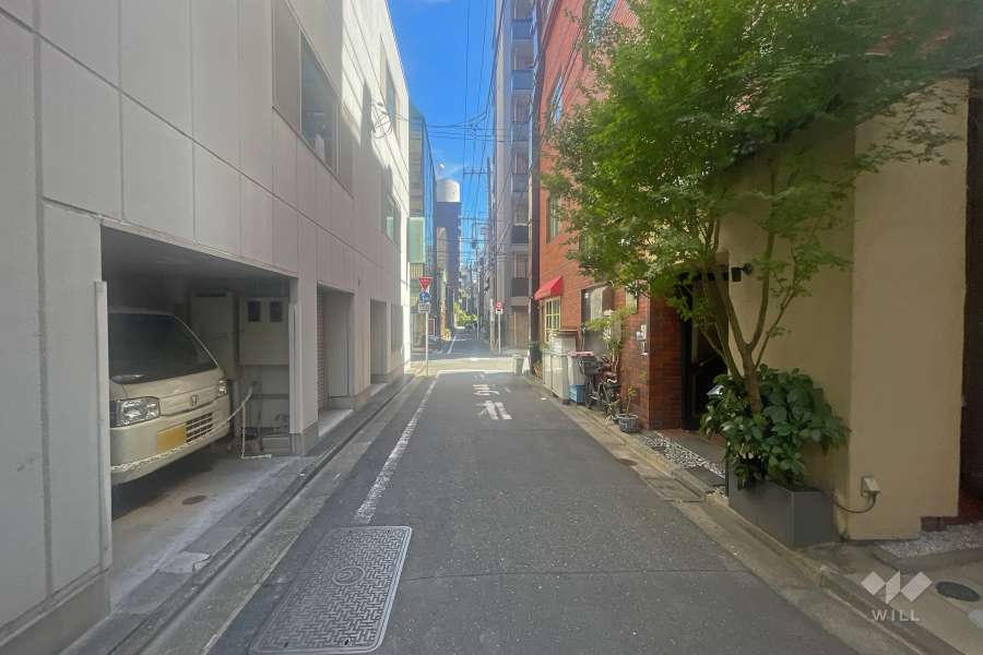 敷地の北側前面道路（東側から）