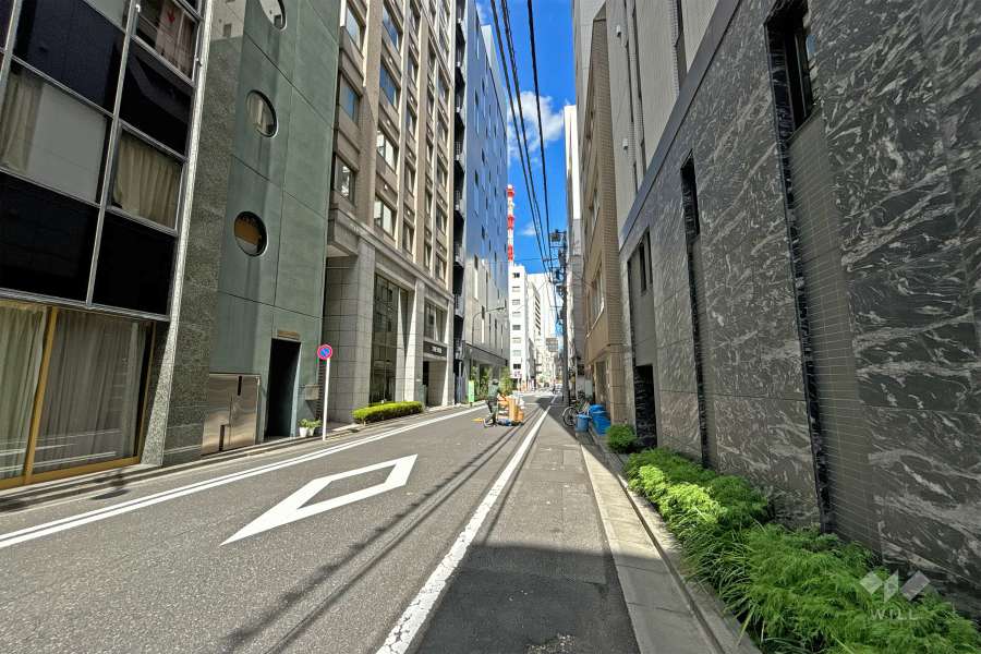 敷地の北西側前面道路は木挽町通りです（南西側から）。