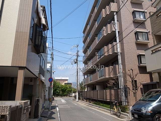 敷地南側の前面道路。敷地の南、西、北の3方が接道しています。
