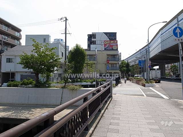 敷地の約25m南西側には国道43号線が走っています。