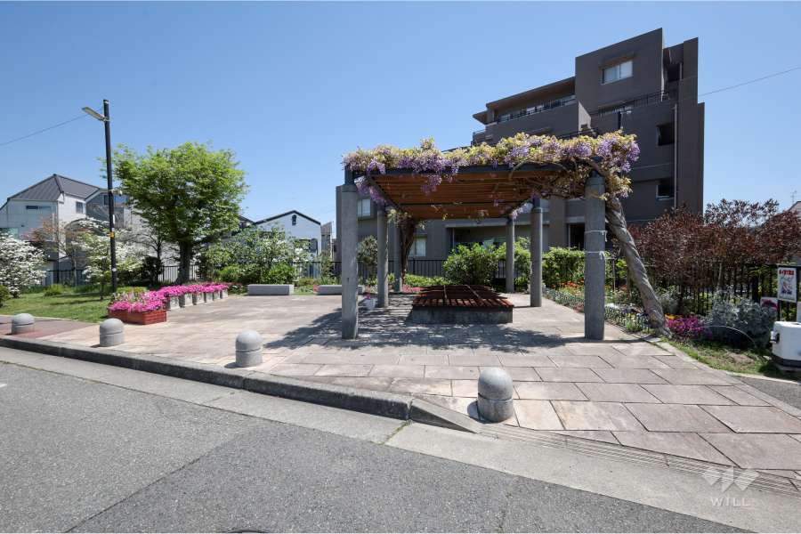 敷地北側に隣接して公園があります。