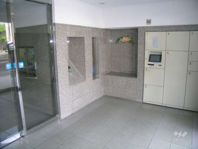 宅配ボックスとオートロックの付いたエントランスホール