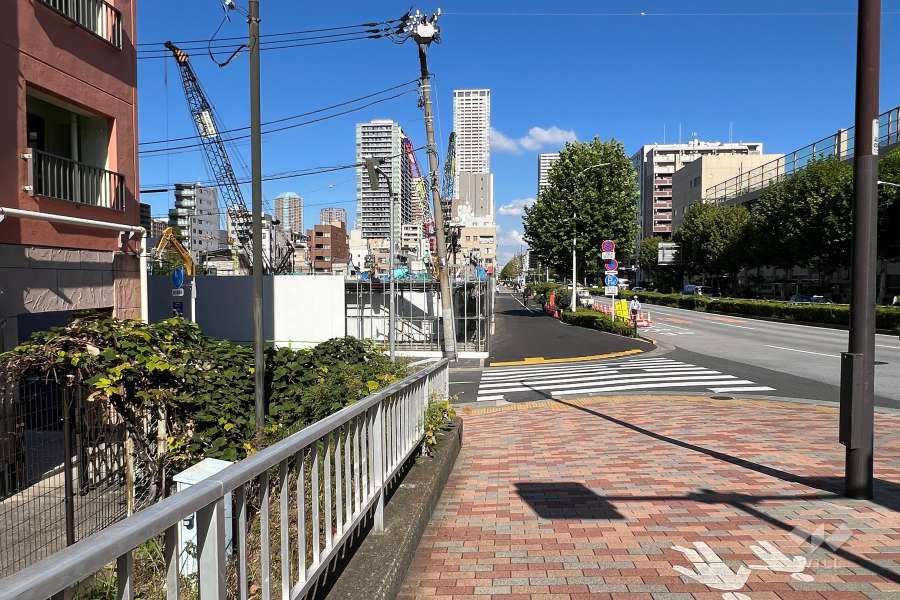 敷地の南東側前面道路（南西側から）