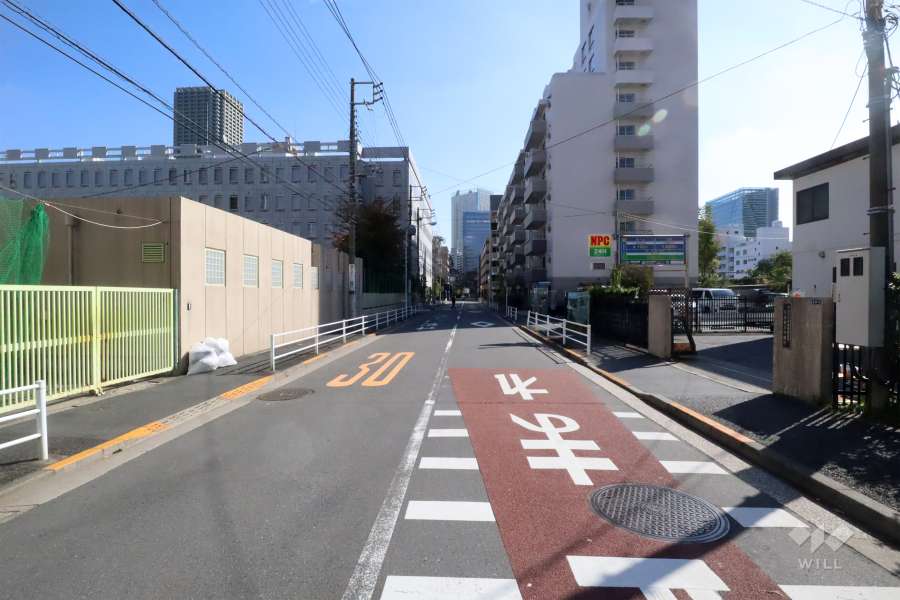 敷地北東側の前面道路(北西側から)