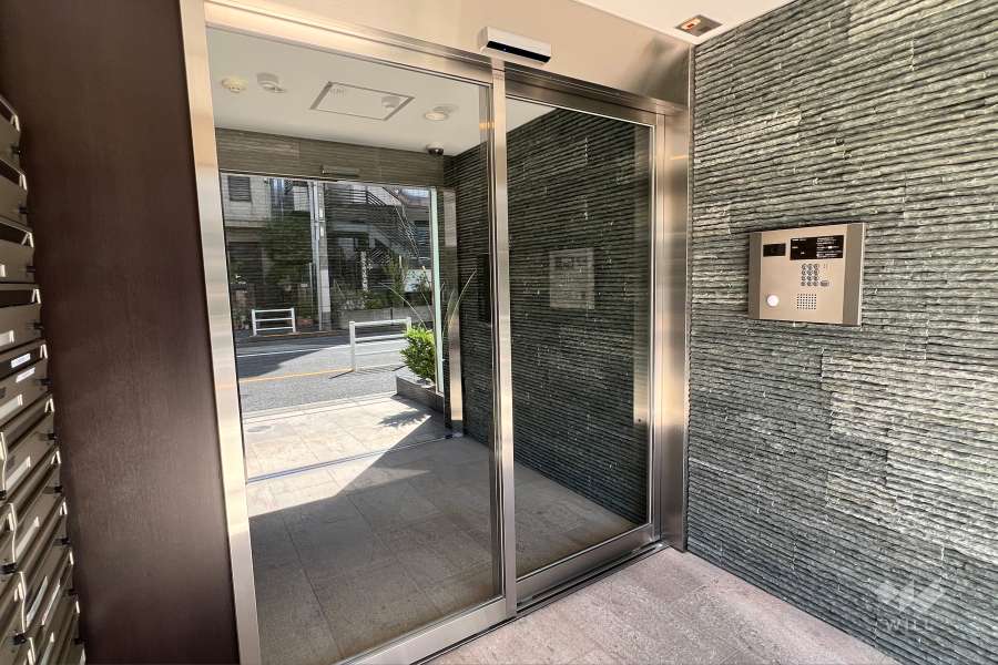 エントランスはオートロック付きです。