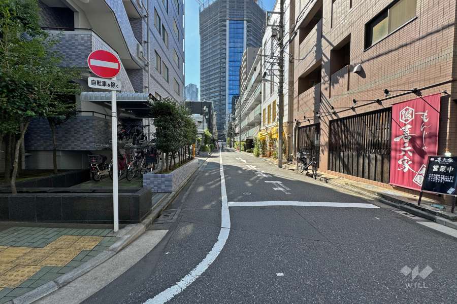 敷地北西側の前面道路（北東側から）