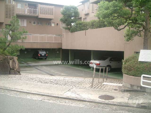 敷地の周囲は生垣と植栽スペースが設けられています。