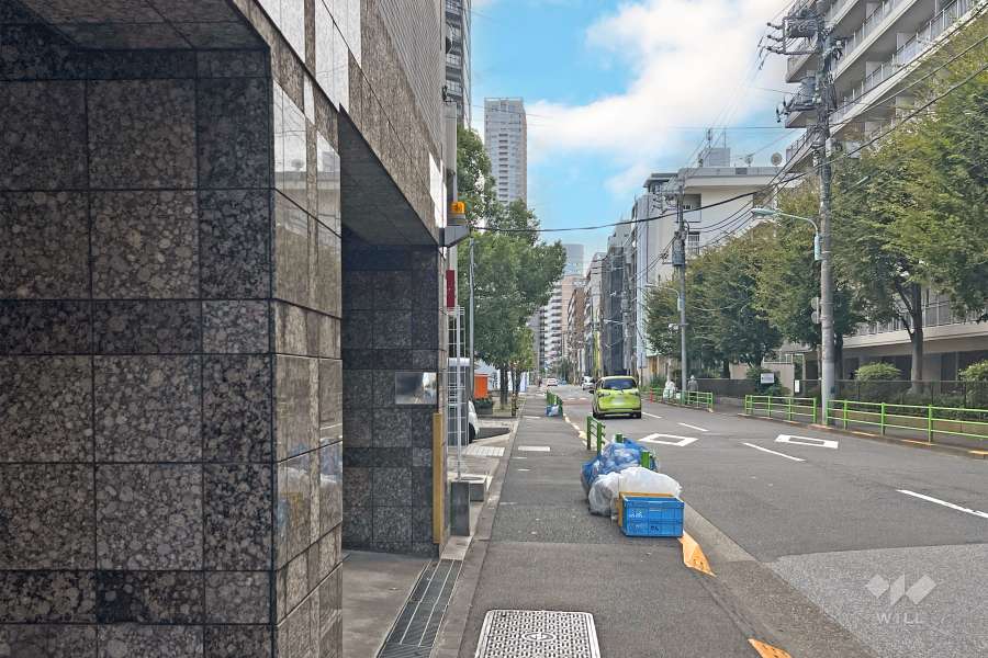 敷地北西側の前面道路（北東側から）