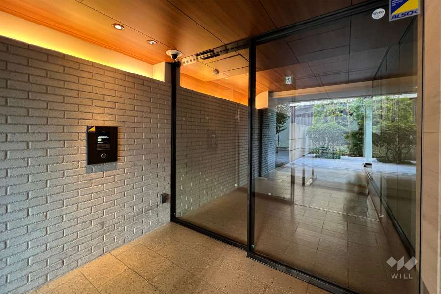 エントランスはオートロック付きです。