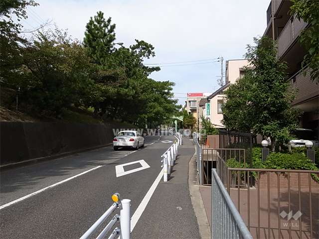 敷地の西側には道を挟んで、夙川が流れています。