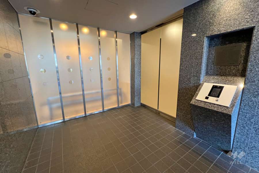 エントランスはオートロック付きです。