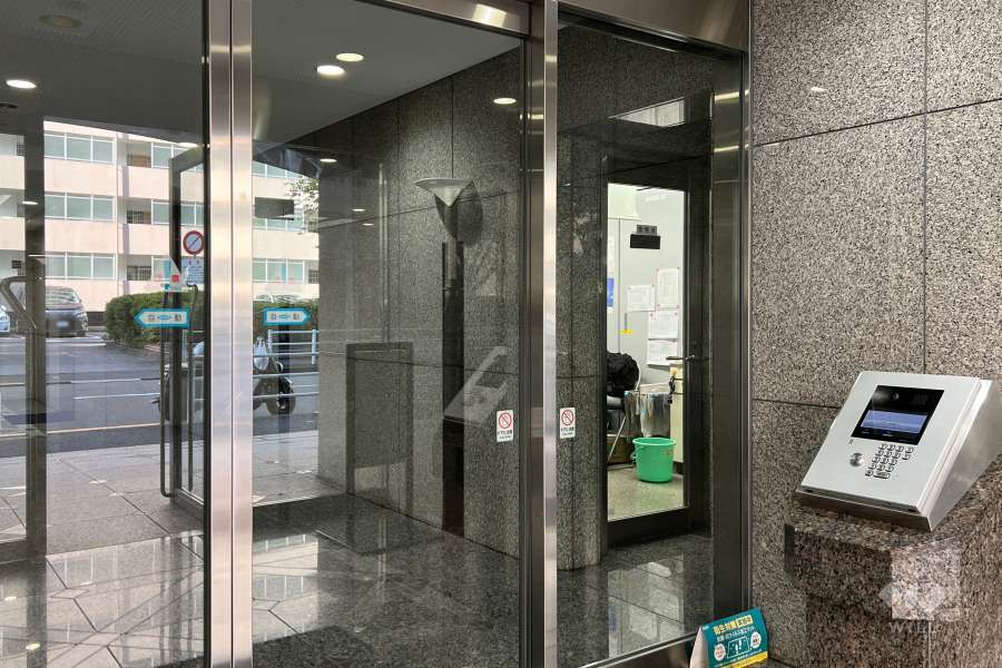 エントランスはオートロック付きです。　