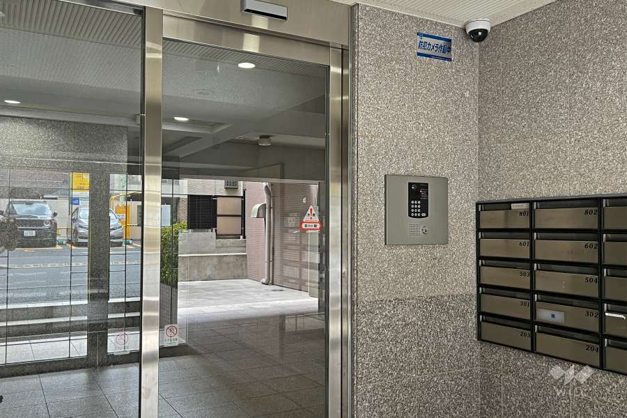 エントランスはオートロック付きです。