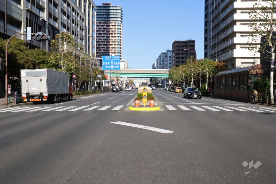 敷地北西側の前面道路(南西側から)