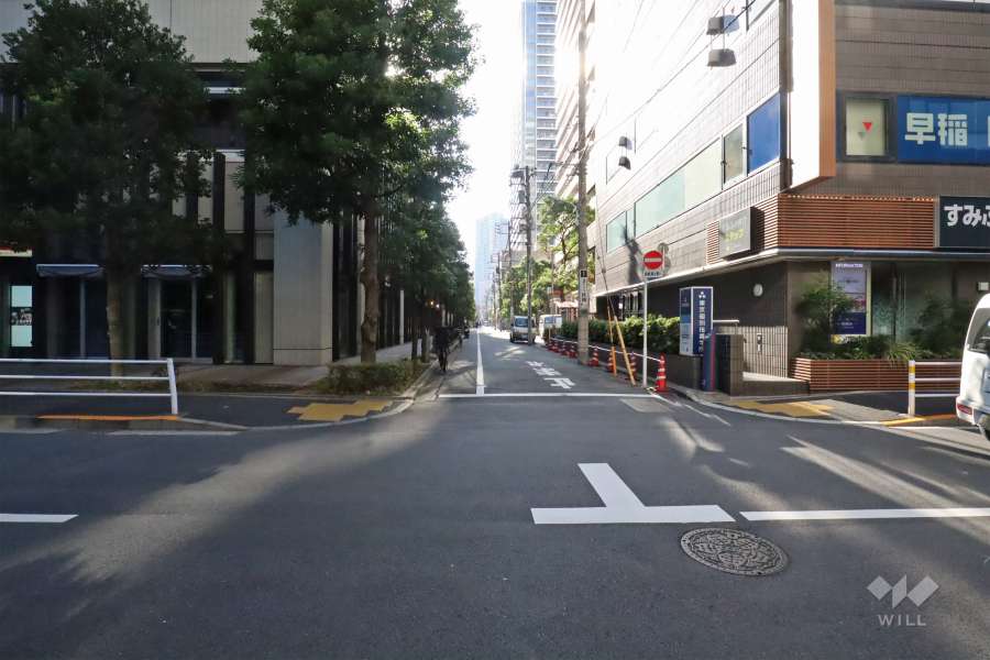 敷地南東側の前面道路（北東側から）
