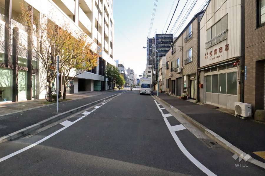 敷地南西側の前面道路(北西側から)