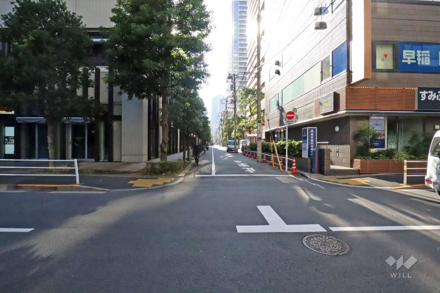 敷地北西側の前面道路(北東側から)