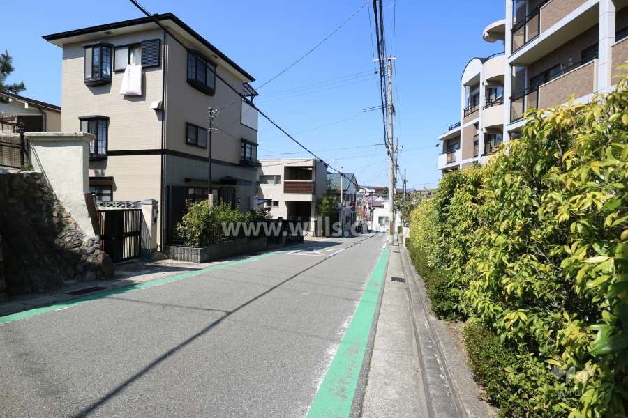 敷地西側の前面道路