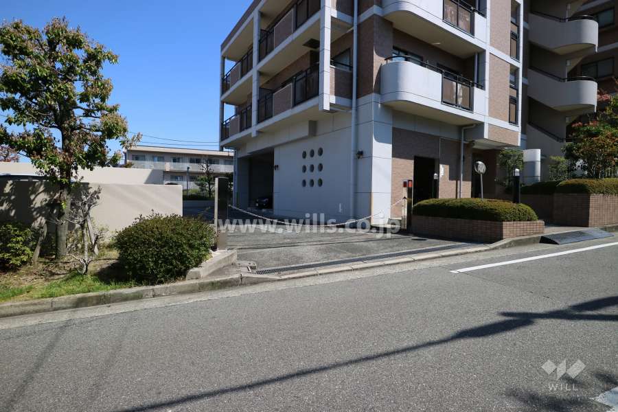 駐車場出入り口